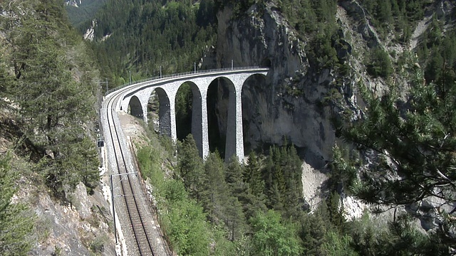 兰瓦塞尔高架桥上的雷特铁路列车视频素材