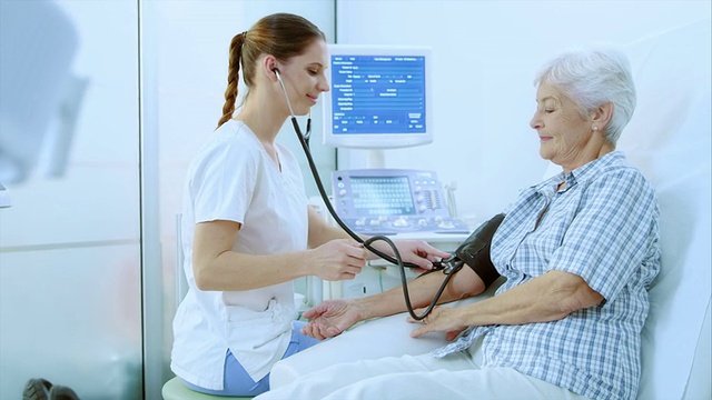 护士给一位妇女量血压视频素材