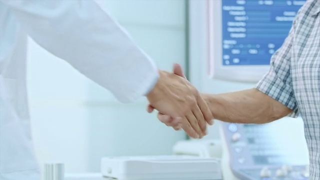高级妇女和她的医生在办公室握手视频下载