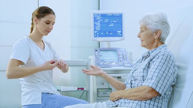 护士从一位老年妇女的手指上取血视频下载