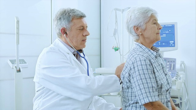 男医生在女病人的肺部听诊视频购买