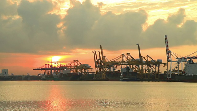 日出时，货船停泊在港口。视频素材