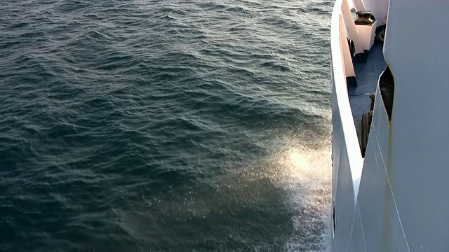 一艘穿过爱奥尼亚海的船的船头视频素材