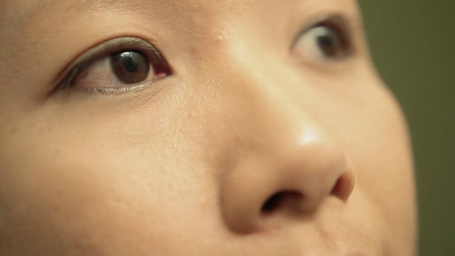 亚洲妇女在脸上涂乳液视频素材