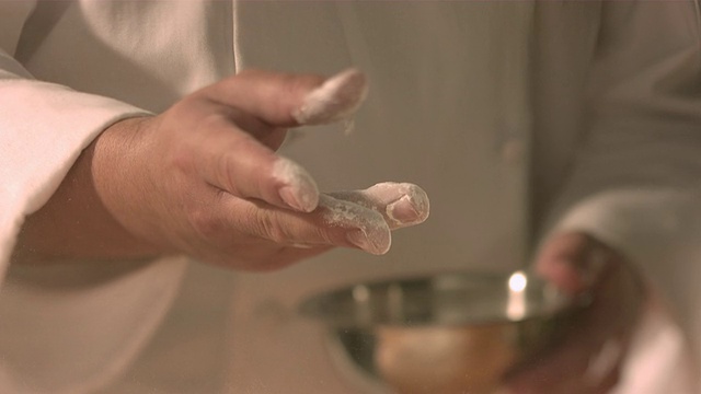 厨师扔面粉。视频素材