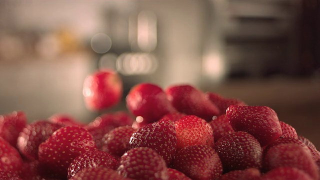 草莓掉进玻璃碗里。视频素材