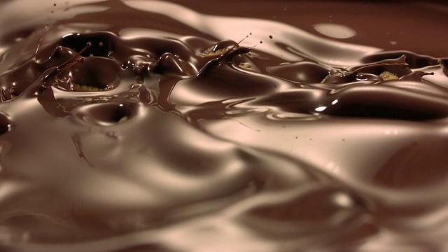 波浪融化的巧克力视频素材