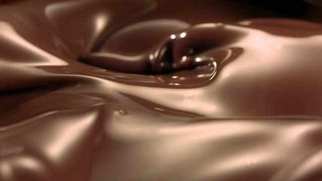 波浪融化的巧克力视频素材
