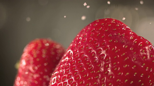 糖淋在草莓上视频素材