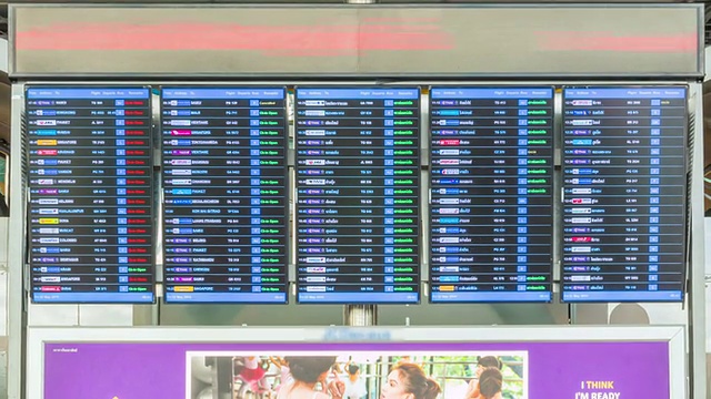 旅客查看航班信息的离境信息牌，缩小视频素材