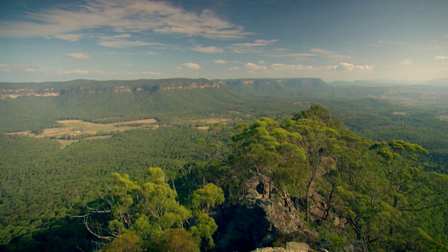 潘穿越美丽的蓝山在新南威尔士州。视频素材