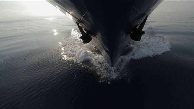 在大海和前面的船航行时海面风平浪静视频素材