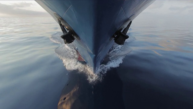在大海和前面的船航行时海面风平浪静视频下载