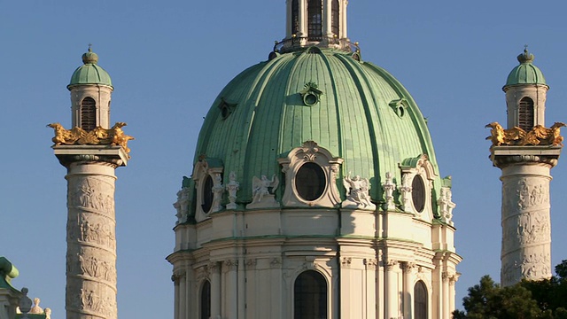 维也纳卡尔斯教堂的圆柱和圆顶(圣查尔斯教堂)。视频下载