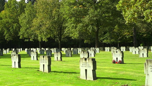 艾菲尔山Huertgen森林公墓的PAN战争坟墓(运动控制镜头)视频下载