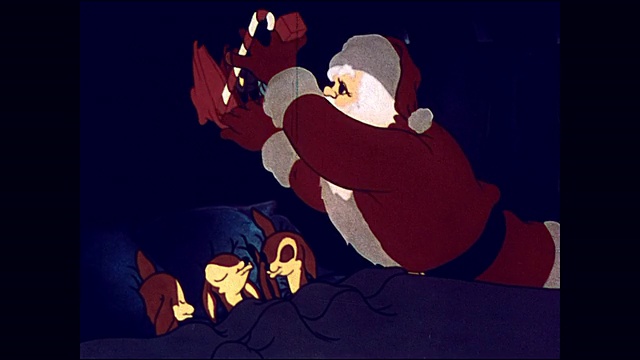 圣诞老人给熟睡的驯鹿孩子们送玩具视频素材