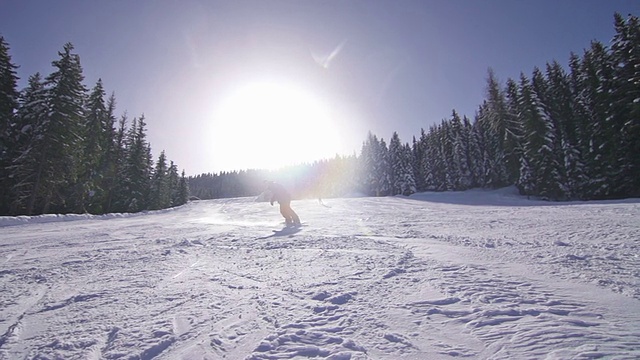 滑雪者在斜坡上转弯视频素材