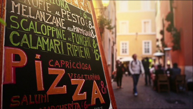 典型的游客在罗马街上的餐馆菜单视频下载