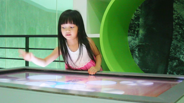 一个小女孩在玩和触摸游戏视频下载