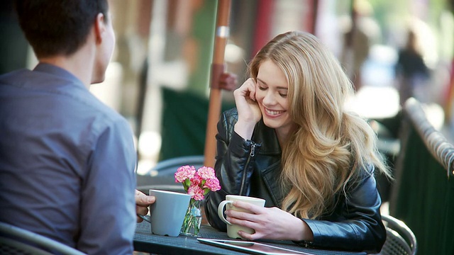 一对情侣在路边咖啡馆分享拿铁咖啡视频下载