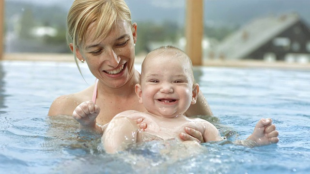 高清超级慢动作:母亲和孩子在游泳池里玩视频下载