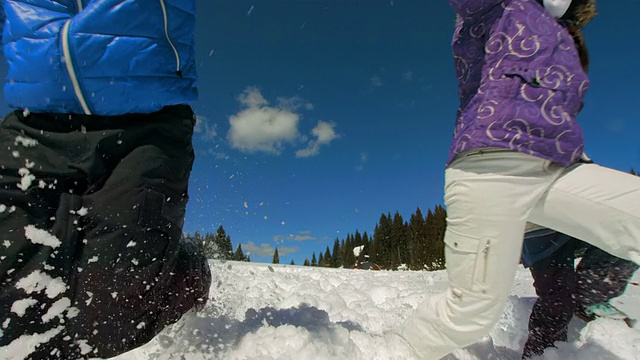 高清超级慢动作:一家人在雪地里跋涉视频素材