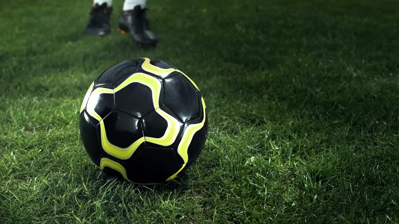 高清超级慢动作:足球运动员踢球视频素材