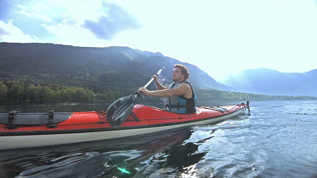 在湖上划皮划艇的人视频素材