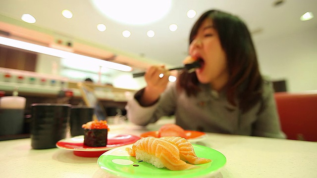 日本女人在日本餐馆吃寿司。视频素材