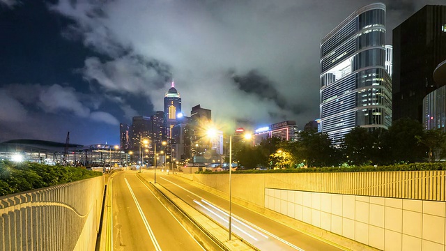 时间推移，香港夜间多车道公路及楼宇的繁忙交通。视频素材