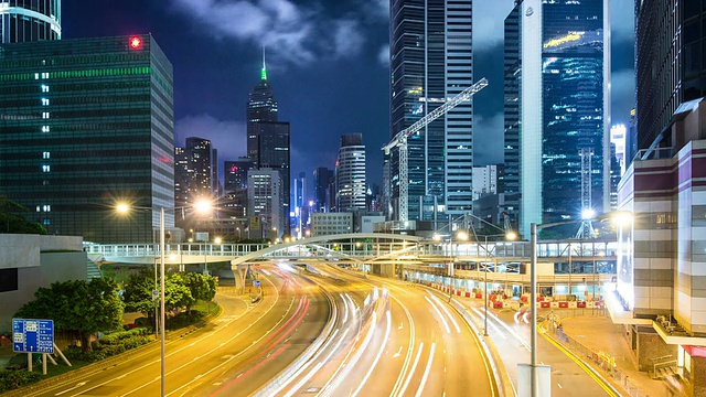 时间推移，香港夜间多车道公路及楼宇的繁忙交通。视频下载