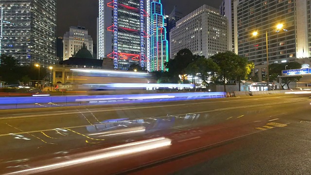 时间推移，香港夜间多车道公路及楼宇的繁忙交通。视频素材