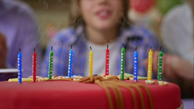 生日蛋糕上的蜡烛被吹灭了视频素材