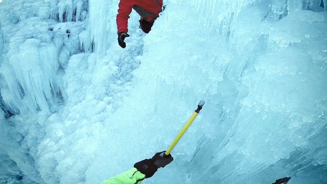 POV的朋友爬上冰，握手视频素材
