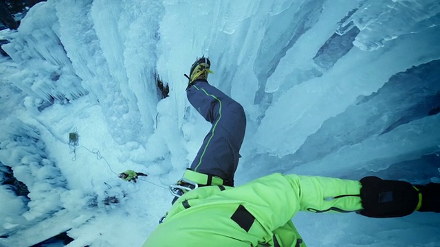 POV冰攀登者用两轴攀登斜坡视频素材