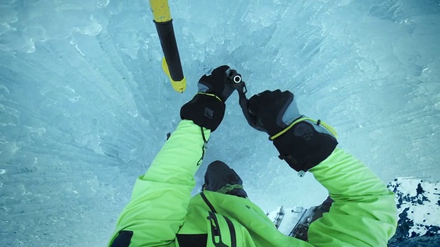 冰攀者在斜坡上放置冰螺钉视频素材