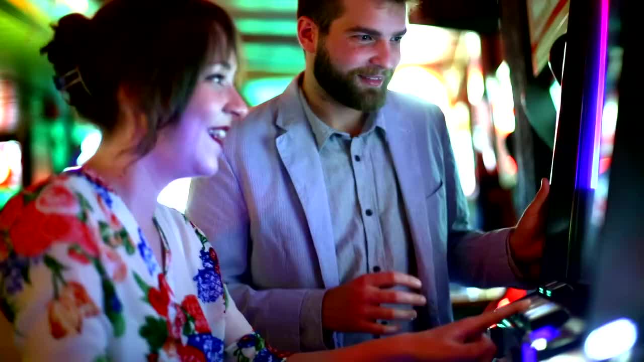 两个人在赌场玩得很开心。视频素材