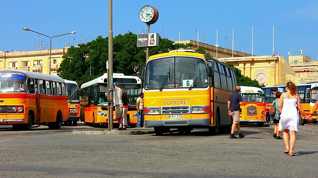 旧公共汽车在城市总站视频素材