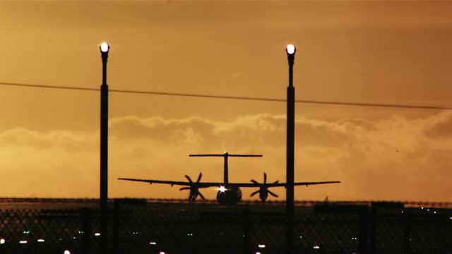 飞机在日落时分视频素材