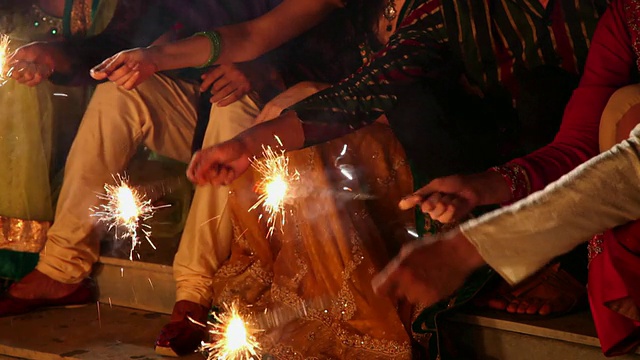 一群朋友庆祝排灯节，德里，印度视频素材