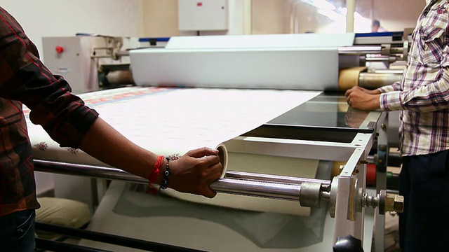 在印度北方邦诺伊达一家纺织厂工作的工人视频下载