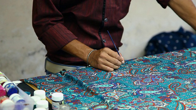 工人在衣服上画画，诺伊达，北方邦，印度视频素材