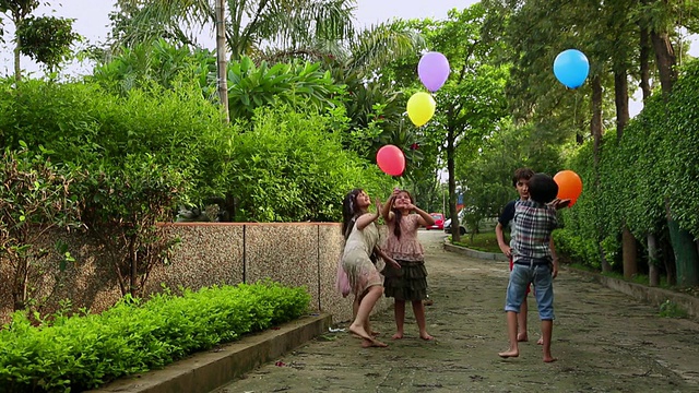 一群孩子在玩气球视频素材
