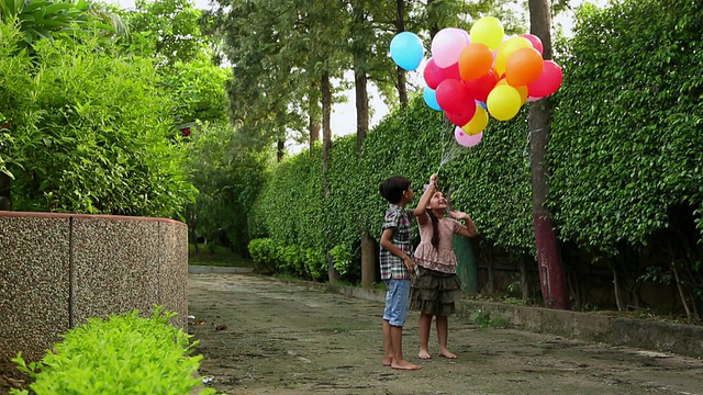 男孩和女孩在玩气球视频素材