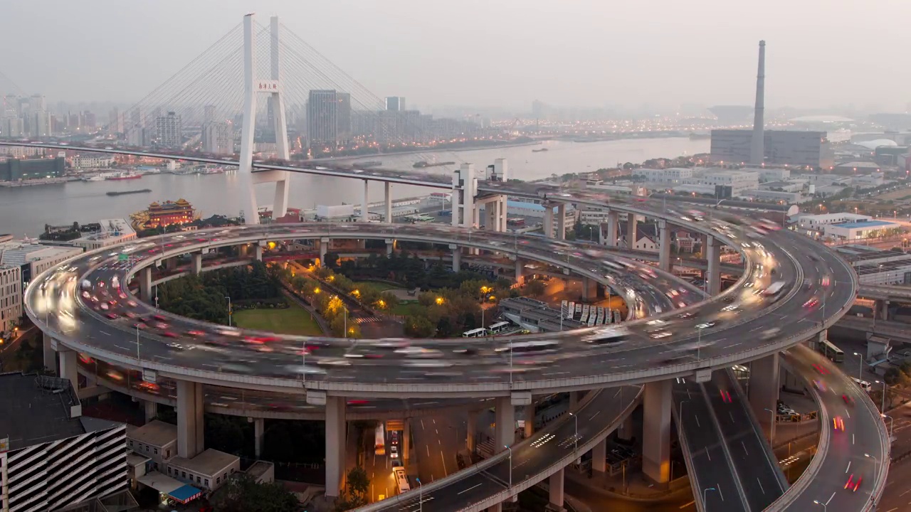 在中国上海南浦大桥周围，从白天到晚上的交通高峰都是螺旋形的视频下载