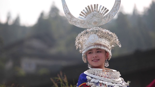 中国贵州朗德苗寨的民族服饰妇女视频下载