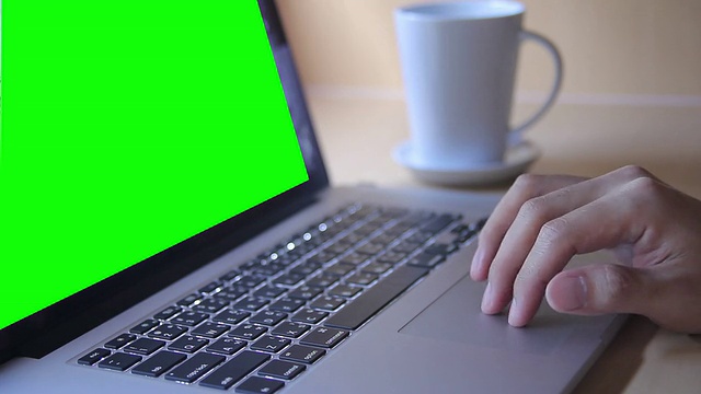 在绿屏笔记本电脑上使用视频素材