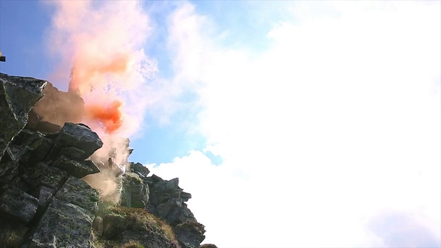 一名翼装飞行员从山顶俯冲而下，带着烟雾视频下载