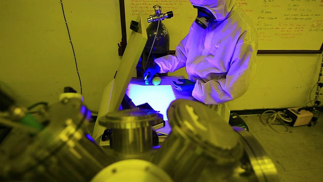 研究人员在实验室用显微镜工作。视频下载