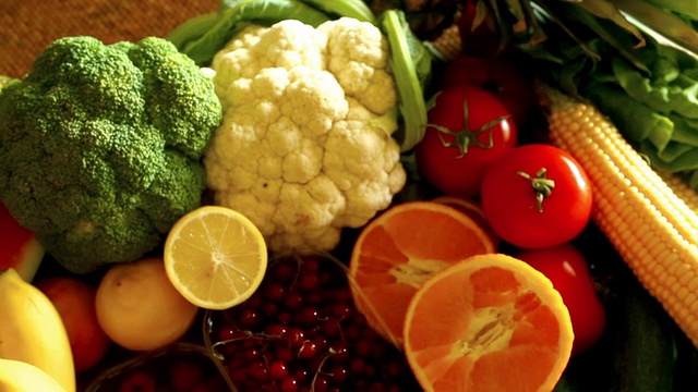 一堆新鲜水果和蔬菜。视频下载